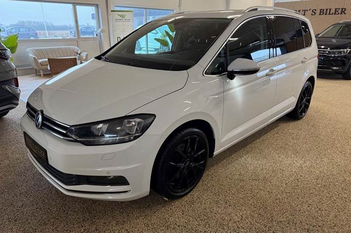 Hvid VW Touran fra 2018 set udefra