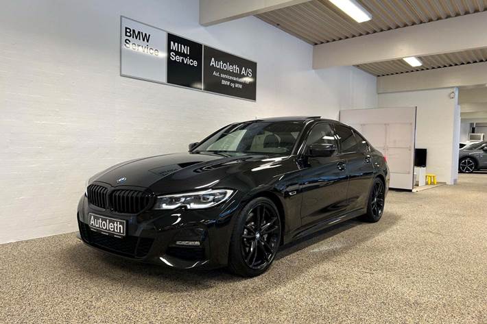 Sort BMW 330e fra 2022 set udefra