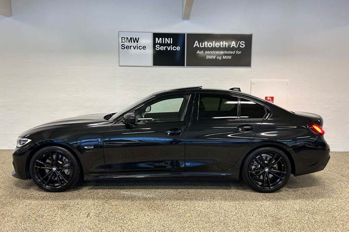 Sort BMW 330e fra 2022