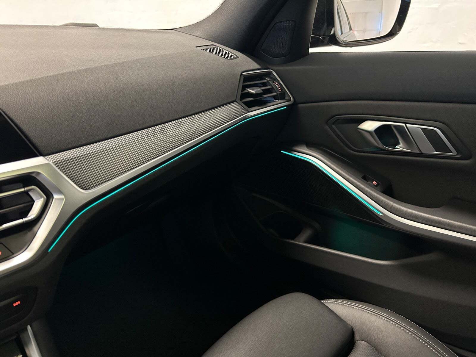 Sort BMW 330e fra 2022