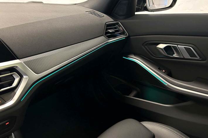 Sort BMW 330e fra 2022