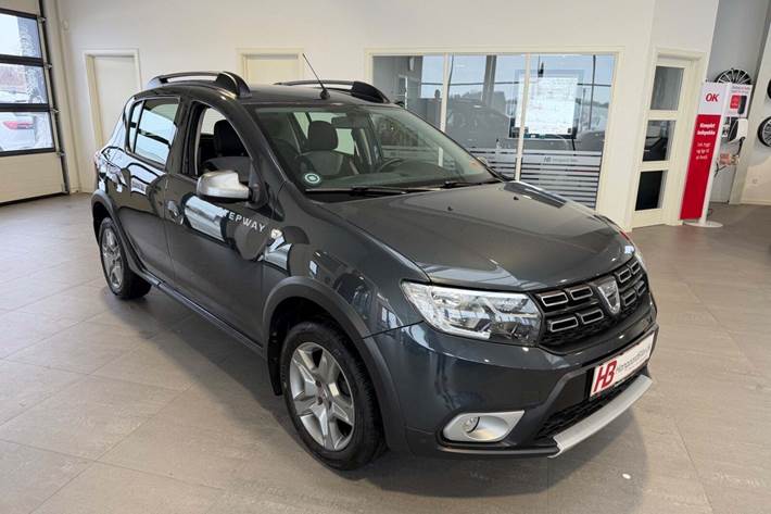 Grå Dacia Sandero Stepway fra 2017 set udefra