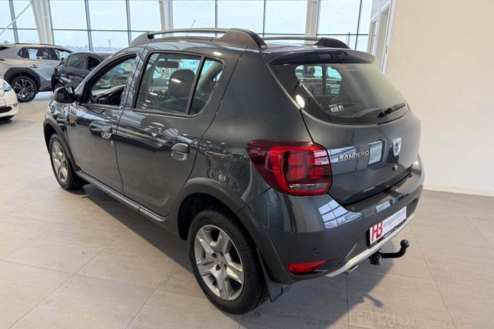 Grå Dacia Sandero Stepway fra 2017