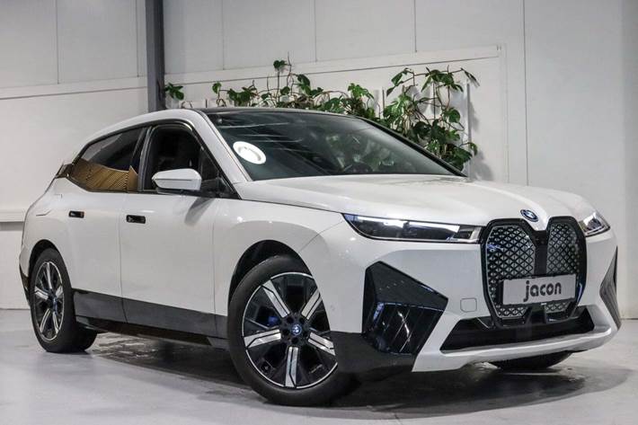 Hvid BMW iX fra 2022 set udefra