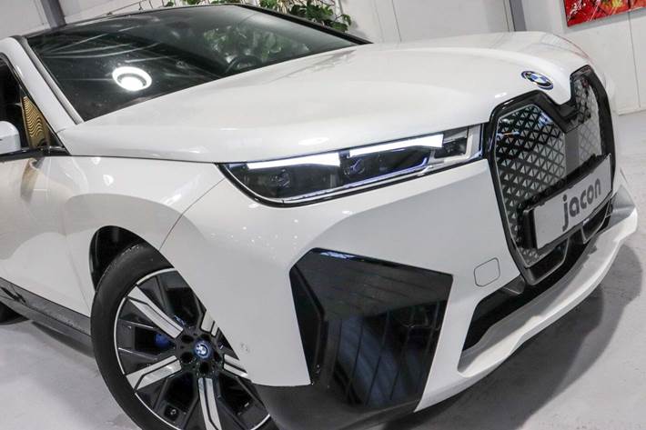 Hvid BMW iX fra 2022