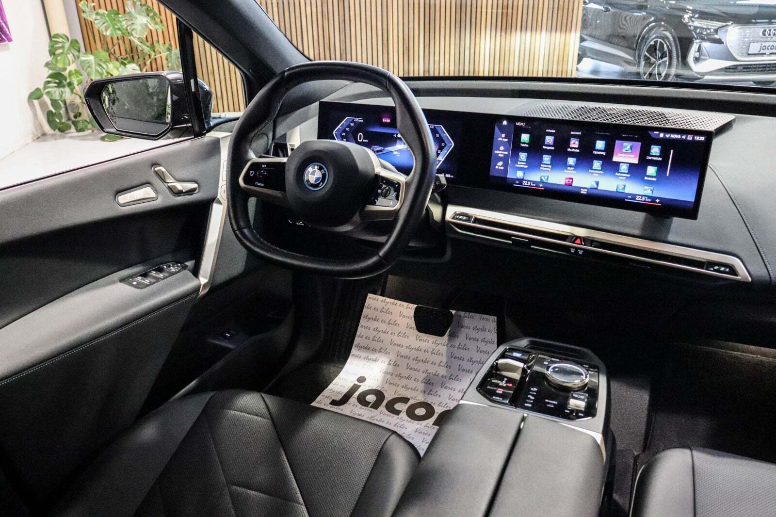 Grå BMW iX fra 2022