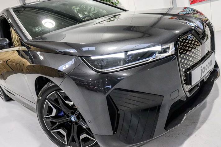 Grå BMW iX fra 2022