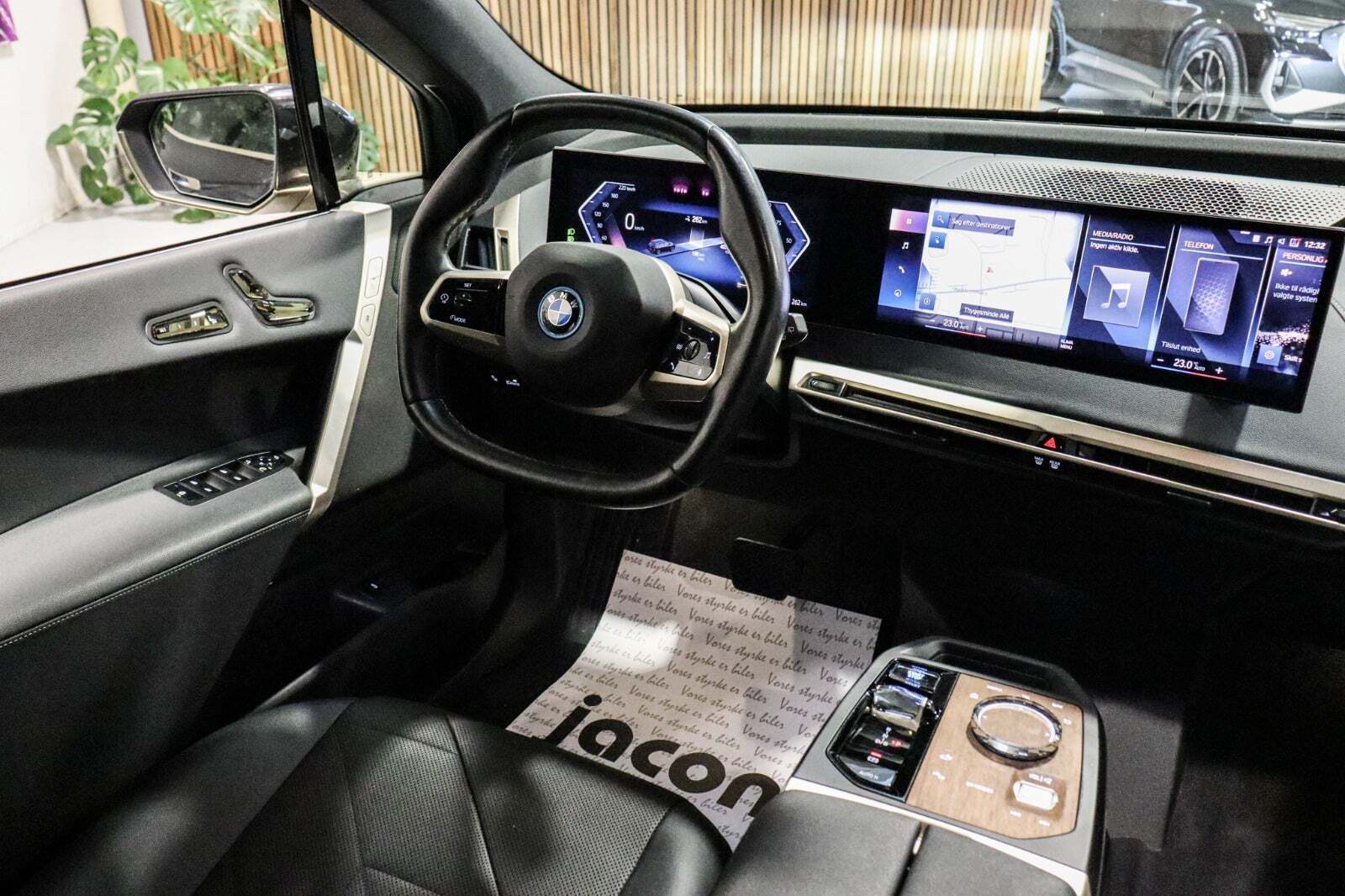 Grå BMW iX fra 2022