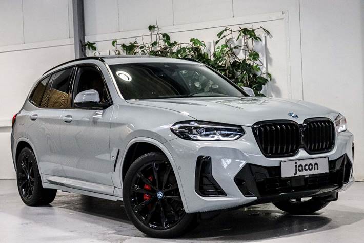 Grå BMW X3 fra 2022 set udefra