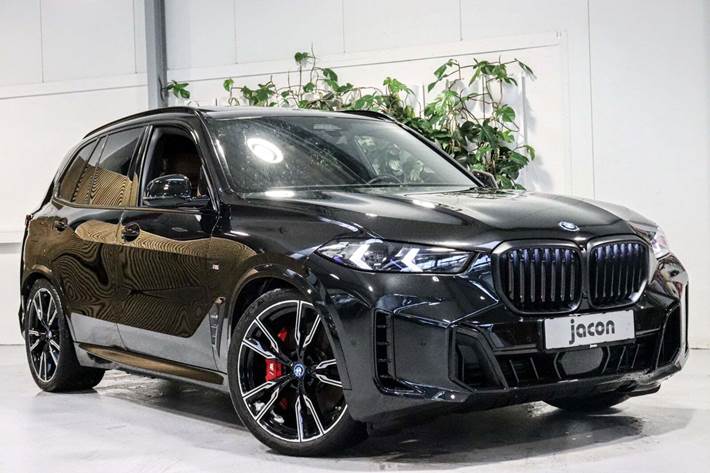 Sort BMW X5 fra 2024 set udefra
