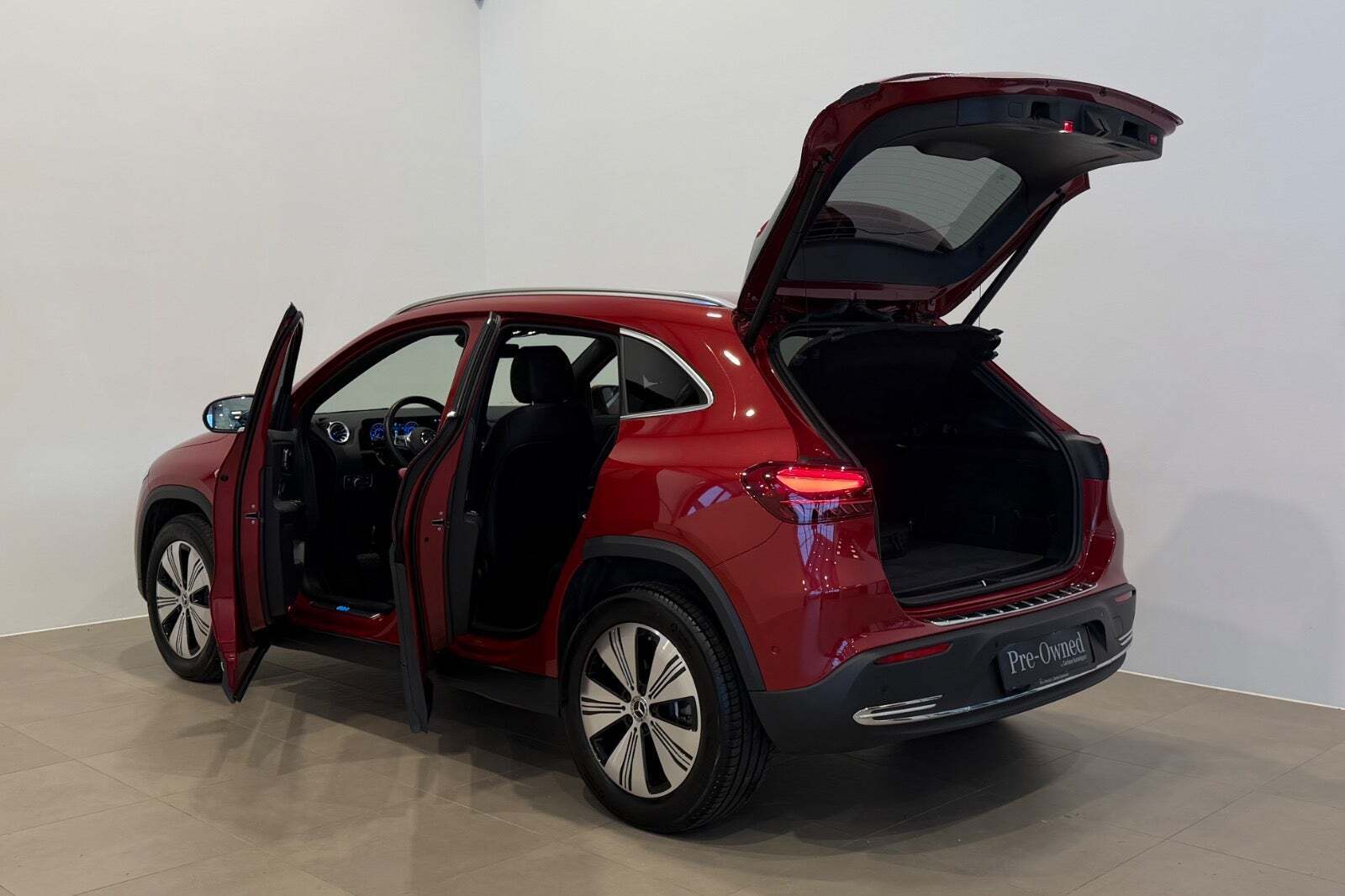 Rød Mercedes EQA300 fra 2025