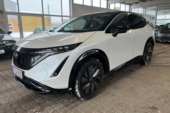Hvid Nissan Ariya fra 2025 set udefra