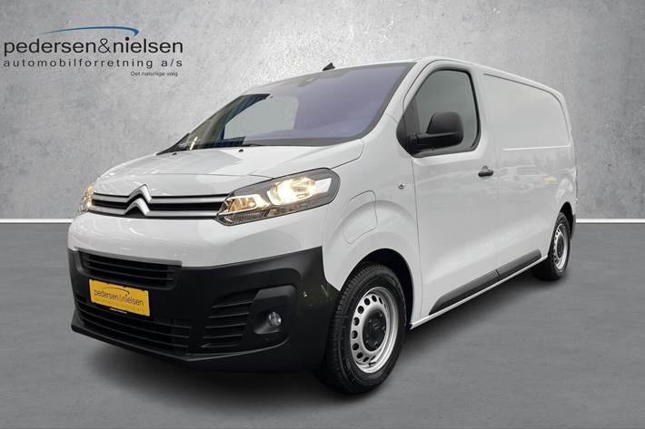 Hvid Citroën e-Jumpy fra 2024 set udefra