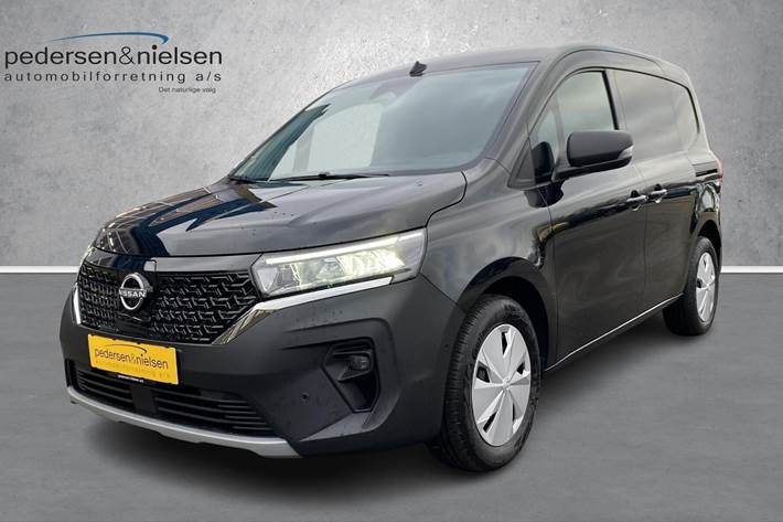 Sort Nissan Townstar fra 2023 set udefra