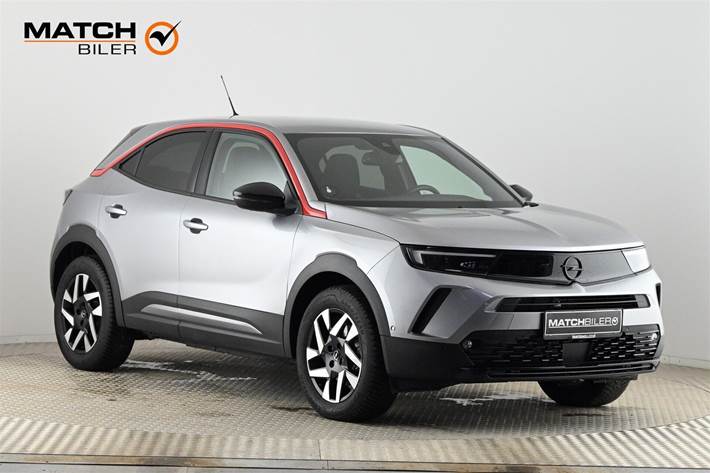 Grå Opel Mokka-e fra 2023 set udefra