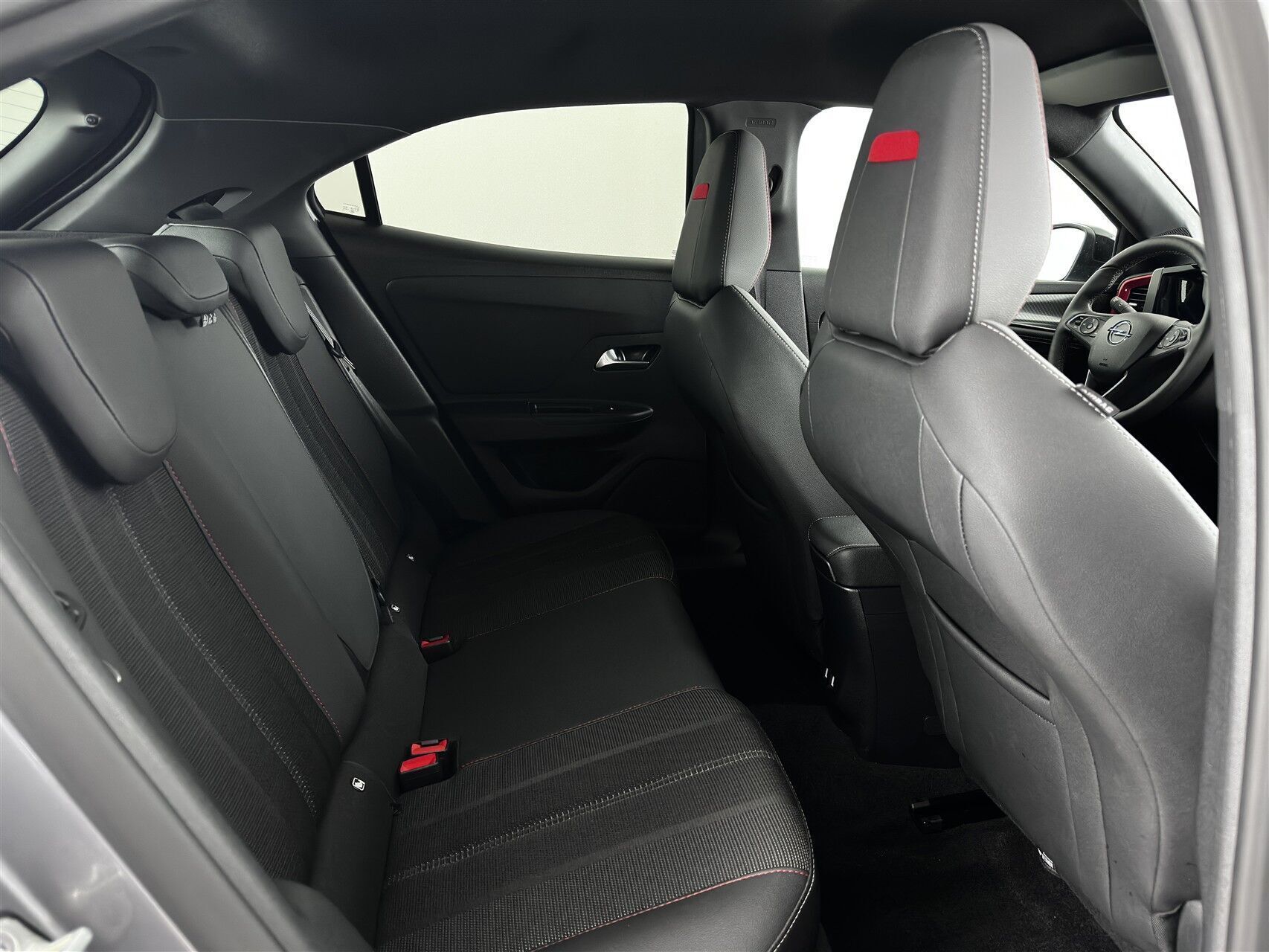 Grå Opel Mokka-e fra 2023