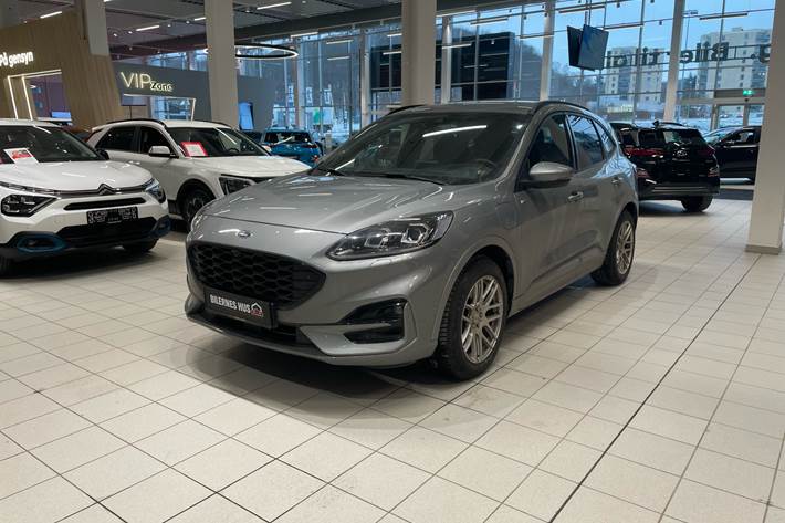 Grå Ford Kuga fra 2020 set udefra