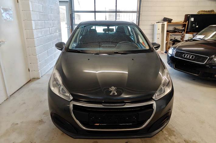 Gul Peugeot 208 fra 2016