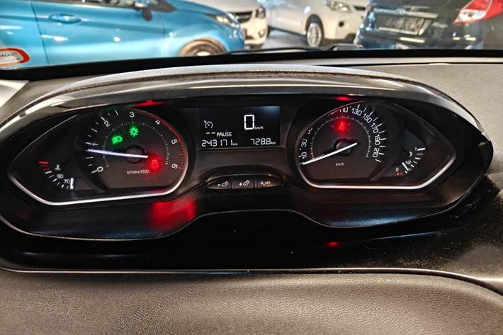 Gul Peugeot 208 fra 2016