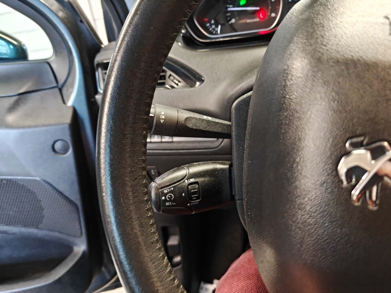 Gul Peugeot 208 fra 2016