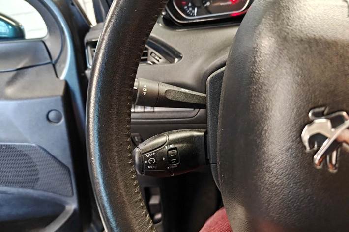 Gul Peugeot 208 fra 2016