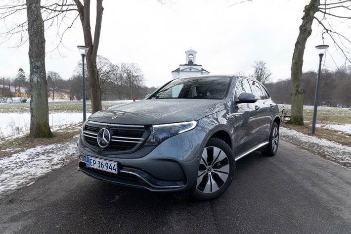 Grå Mercedes EQC400 fra 2023 set udefra