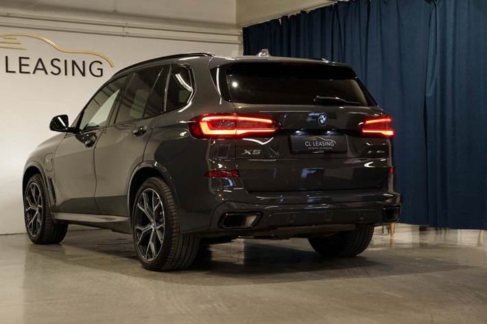 Grå BMW X5 fra 2022