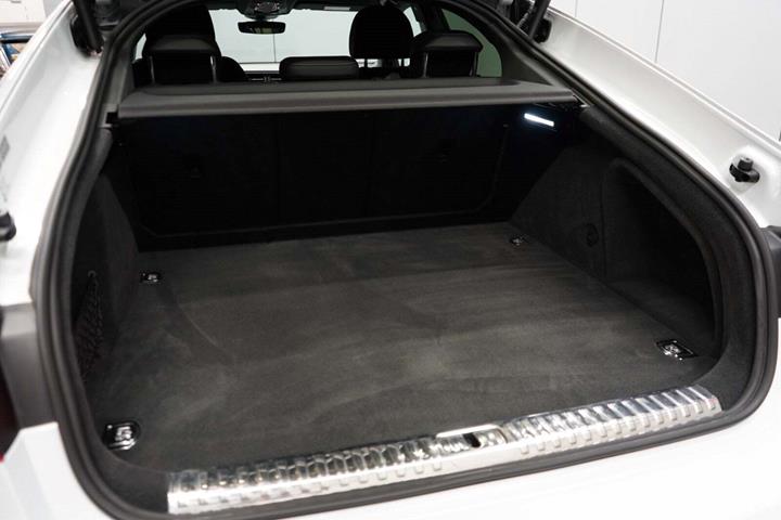 Hvid Audi A7 fra 2023 set indefra