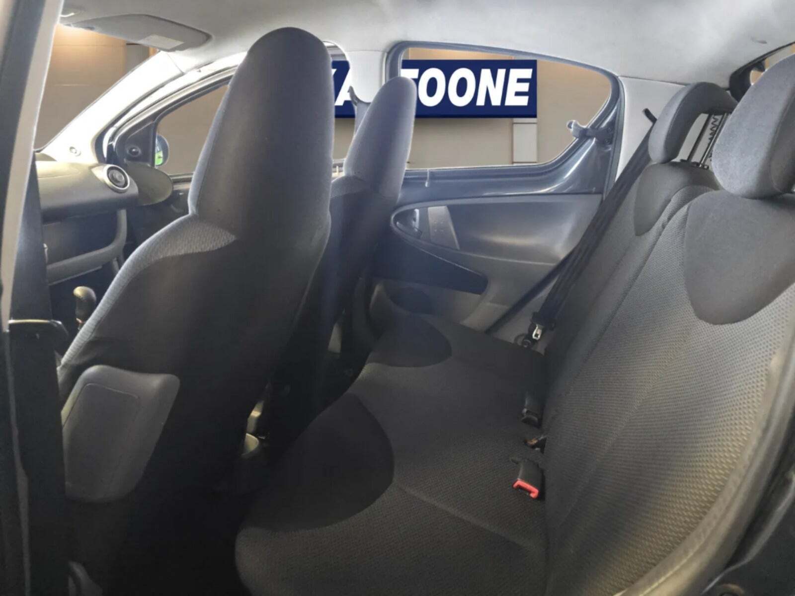 Grå Toyota Aygo fra 2007