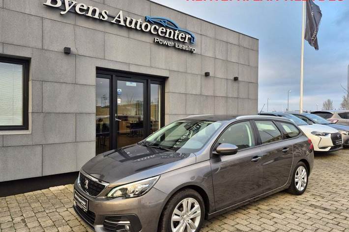 Grå Peugeot 308 fra 2020 set udefra