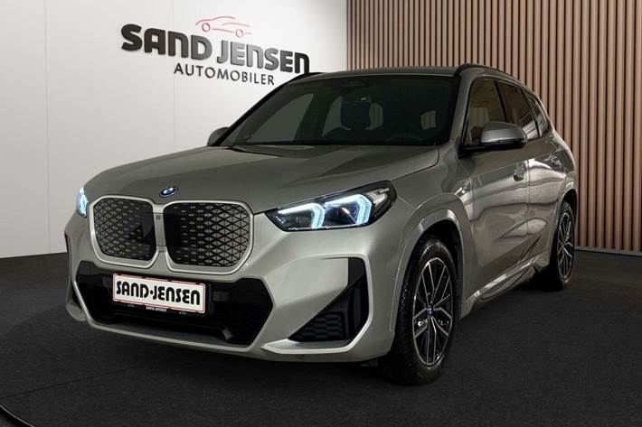 Grå BMW iX1 fra 2025 set udefra