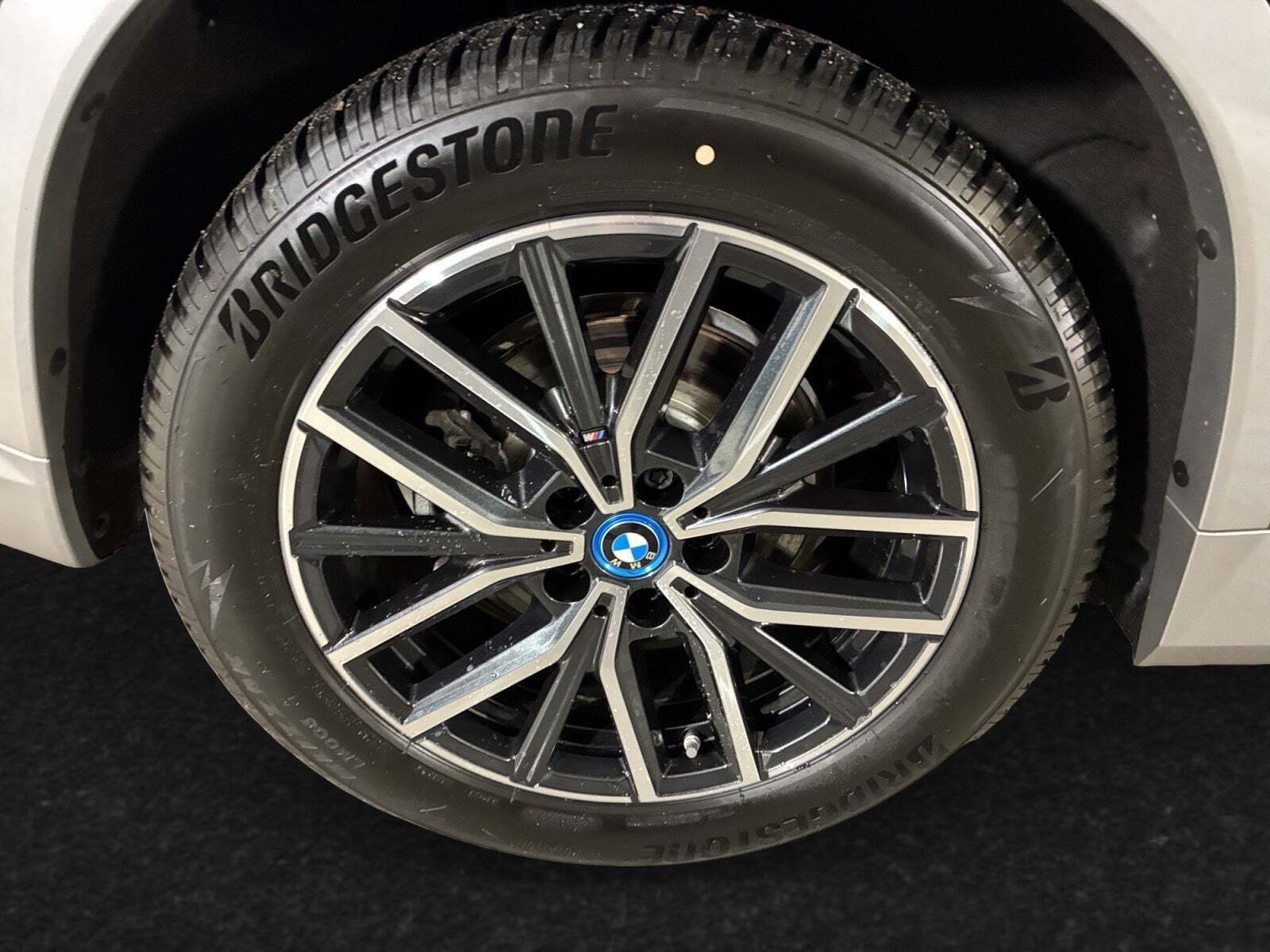 Grå BMW iX1 fra 2025