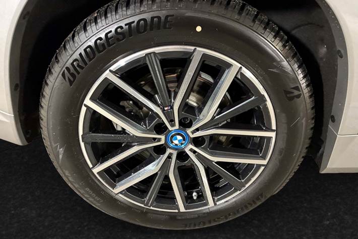 Grå BMW iX1 fra 2025