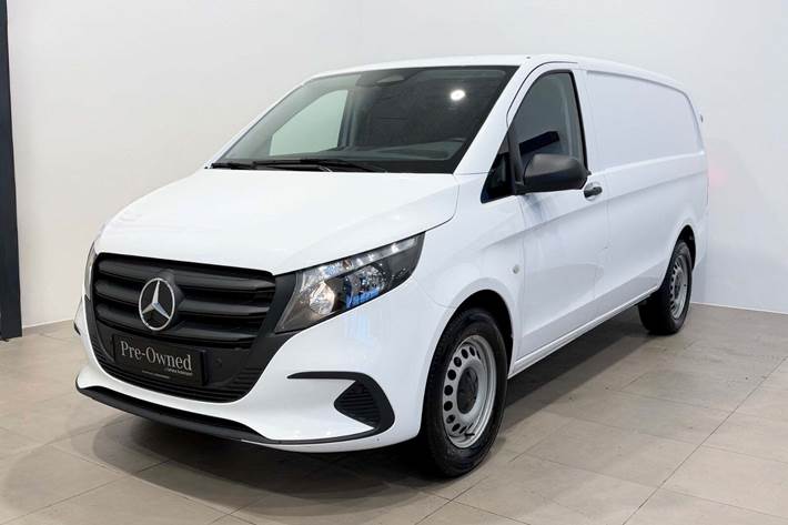 Hvid Mercedes Vito 116 fra 2024 set udefra