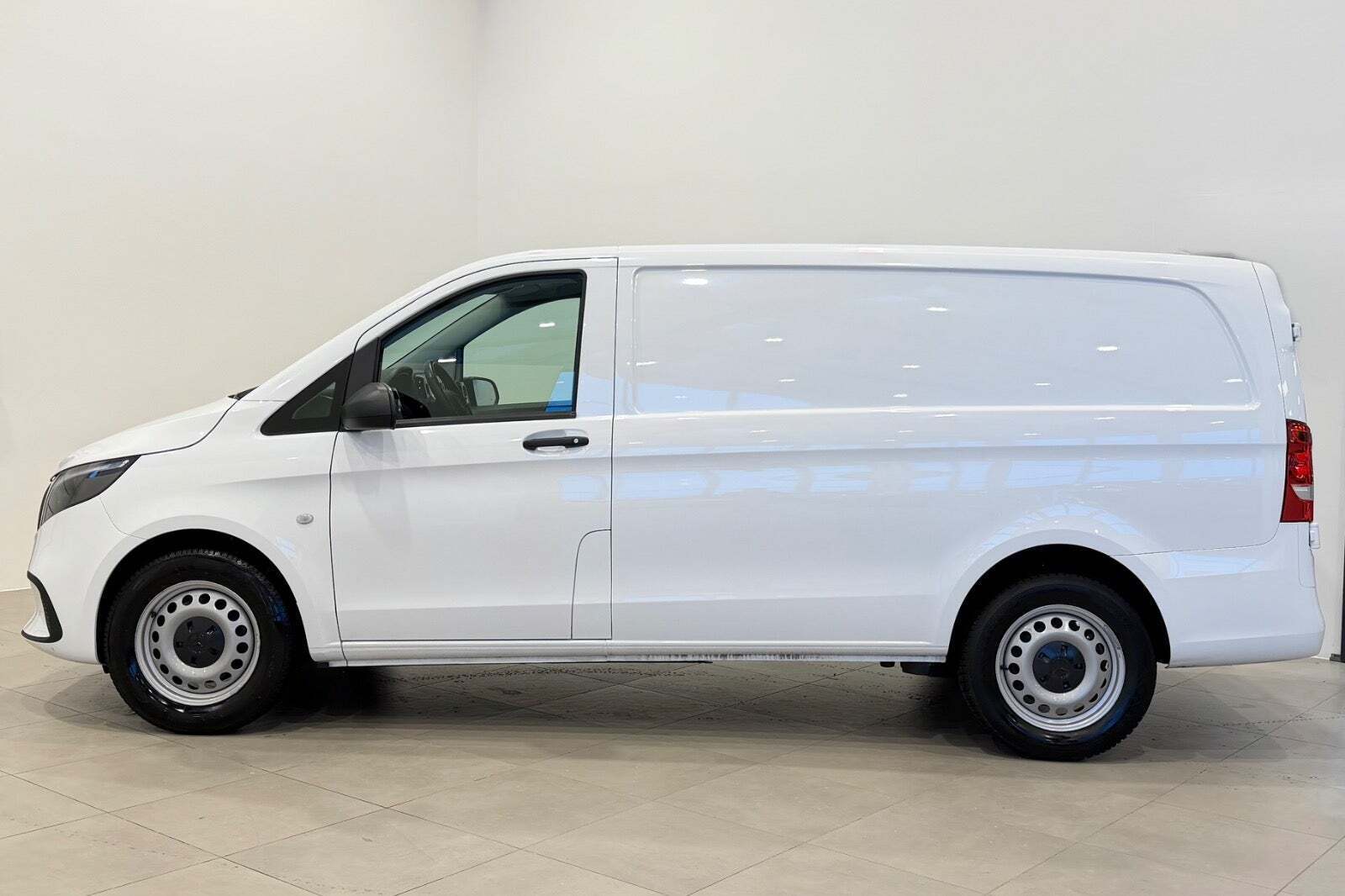 Hvid Mercedes Vito 116 fra 2024