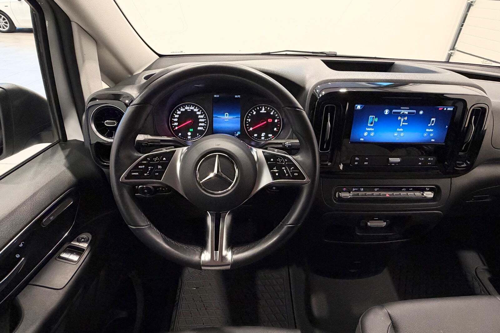 Hvid Mercedes Vito 116 fra 2024