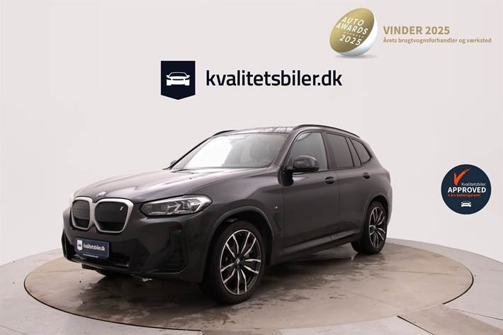 Grå BMW iX3 fra 2022 set udefra