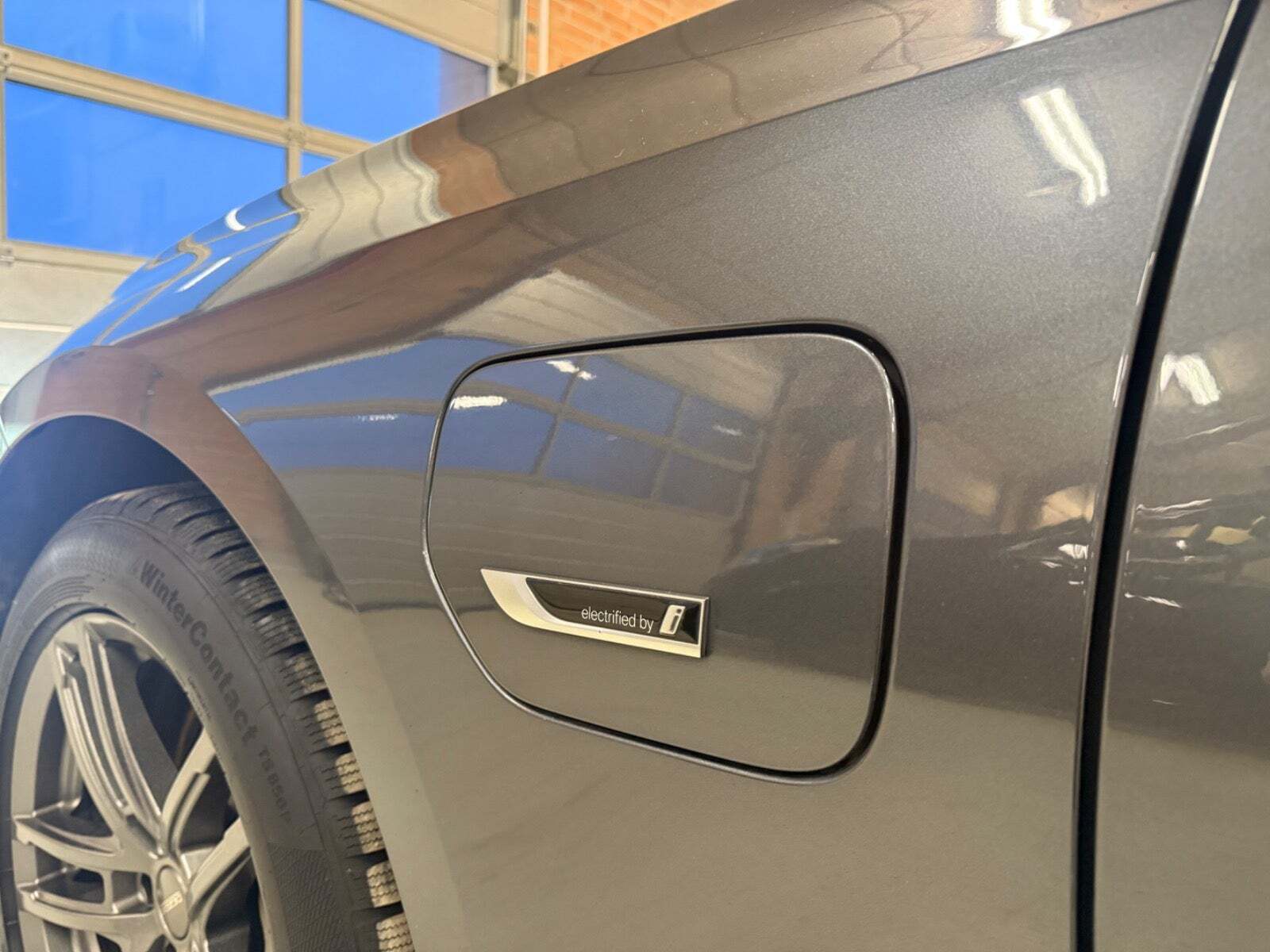 Grå BMW 330e fra 2022