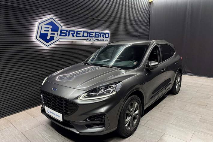 Grå Ford Kuga fra 2021 set udefra