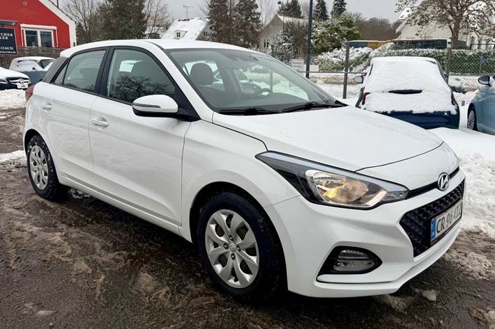 Hvid Hyundai i20 fra 2020 set udefra