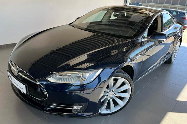 Blå Tesla Model S fra 2014 set udefra