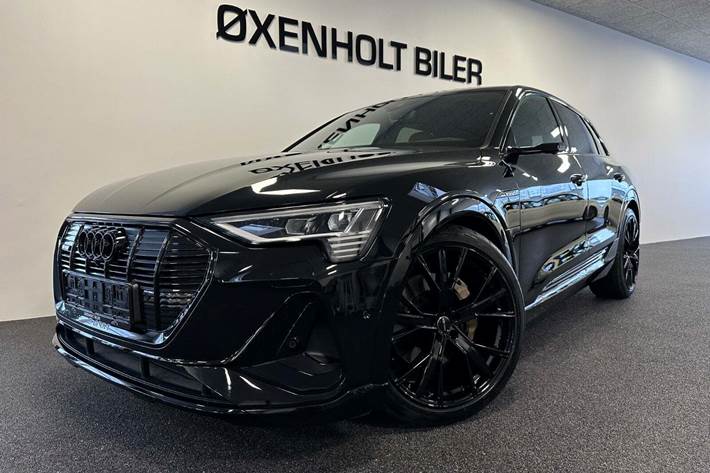 Sort Audi e-tron fra 2021 set udefra