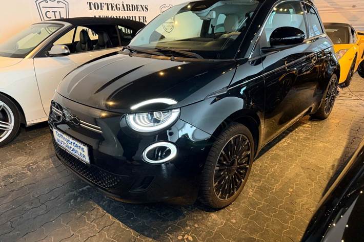 Sort Fiat 500e fra 2023 set udefra