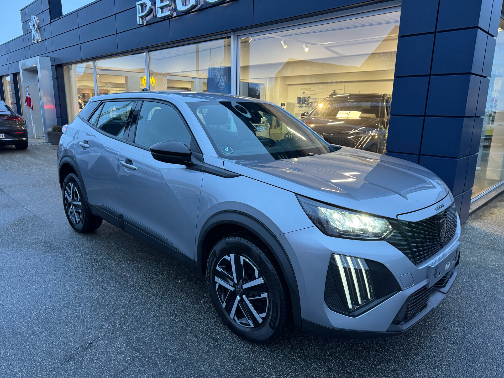 Grå Peugeot 2008 fra 2024 set udefra