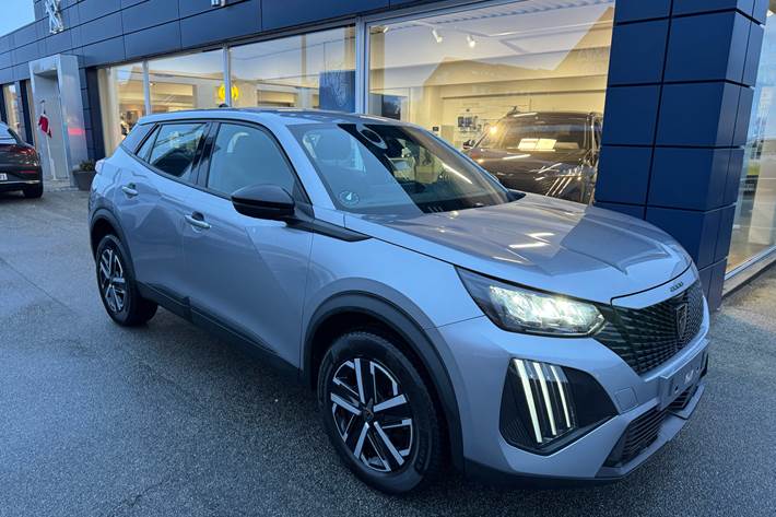 Grå Peugeot 2008 fra 2024 set udefra