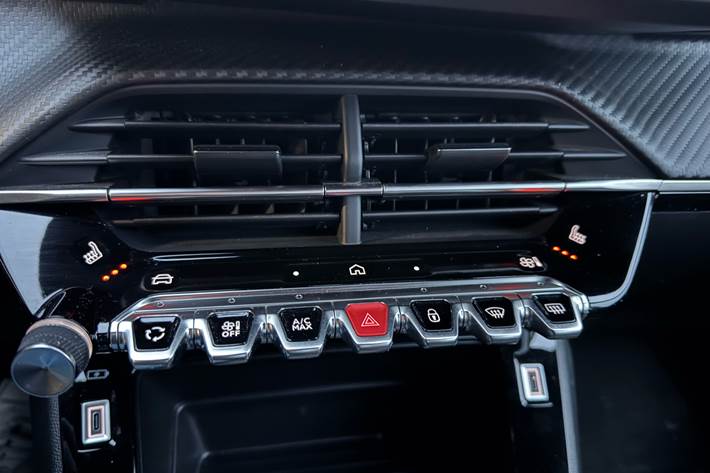 Grå Peugeot 2008 fra 2024