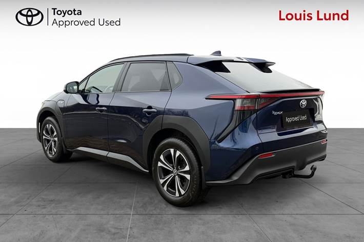 Blå Toyota BZ4X fra 2023