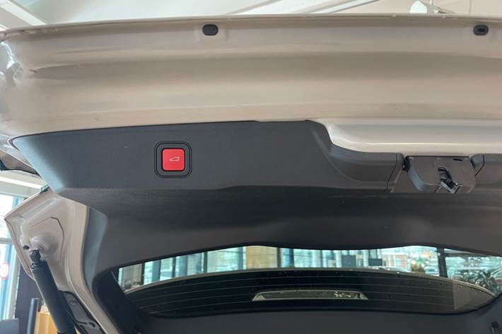 Grå Jeep Avenger fra 2024