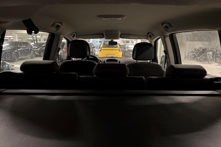 Grå Opel Zafira fra 2014