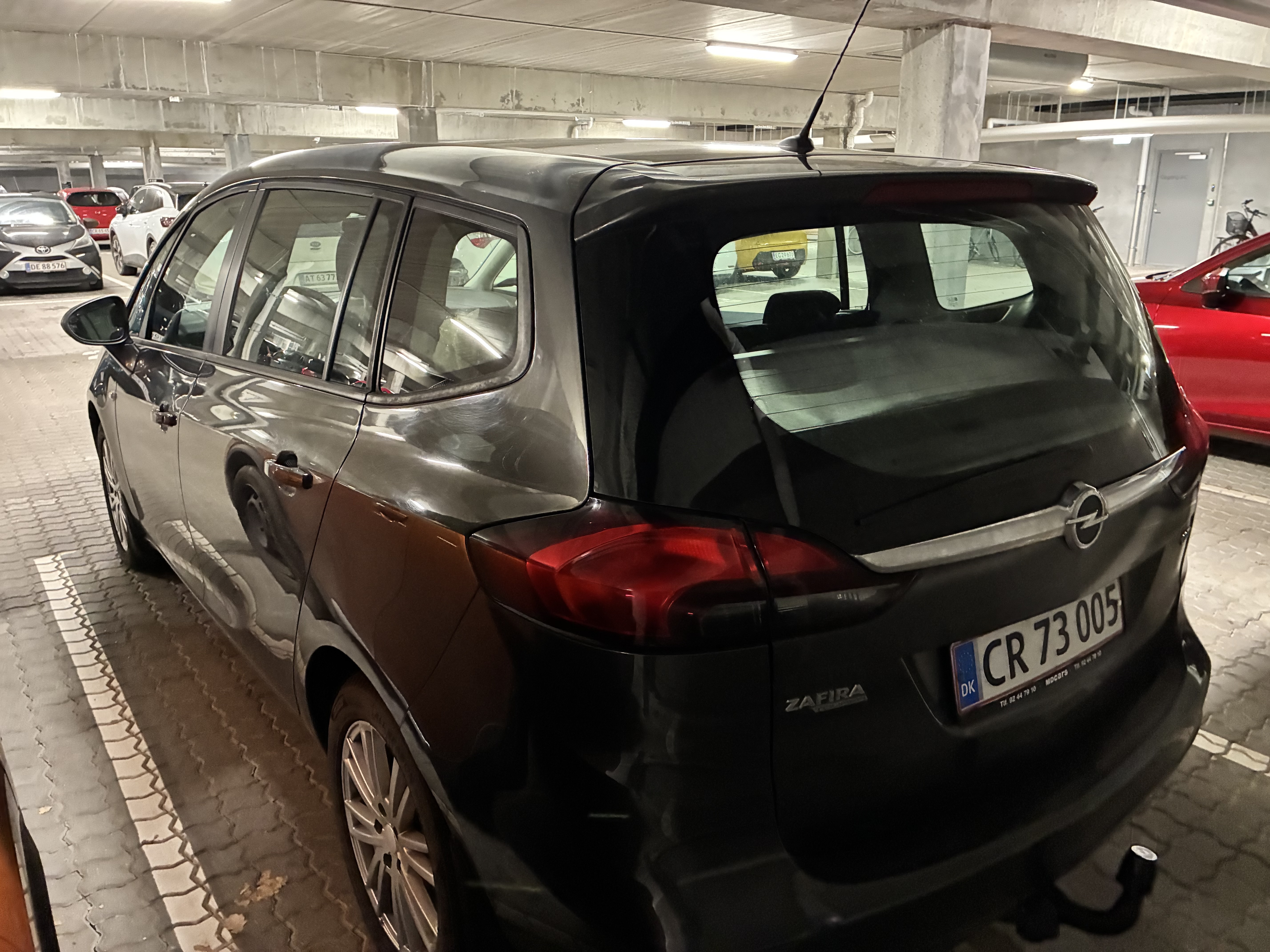 Grå Opel Zafira fra 2014